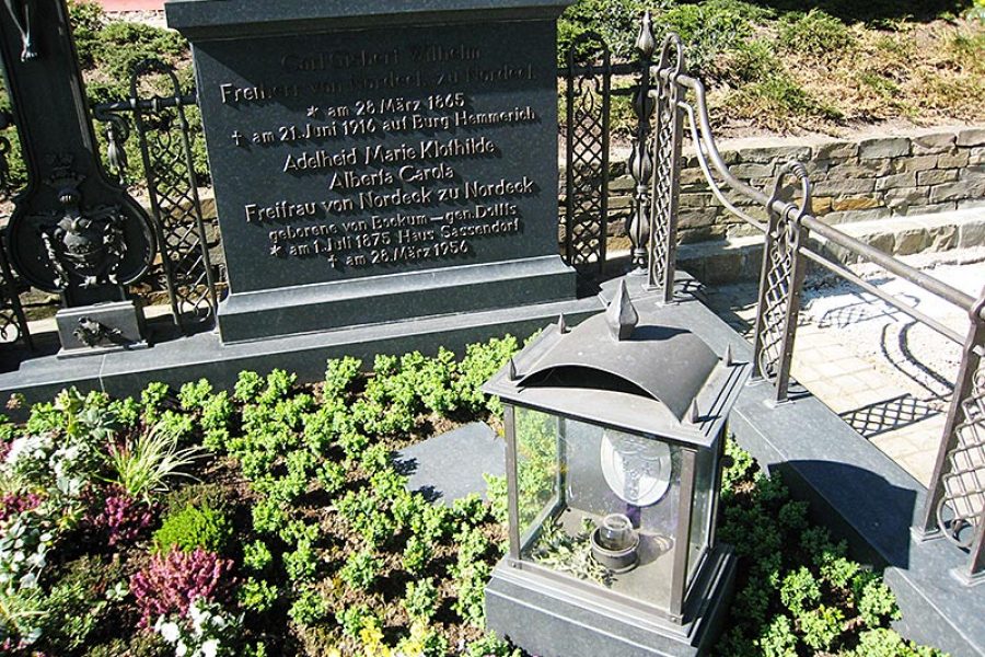 Grabkreuz und Grabeinfassung