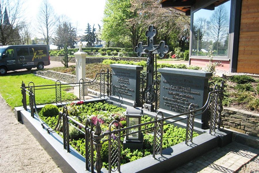 Grabkreuz und Grabeinfassung